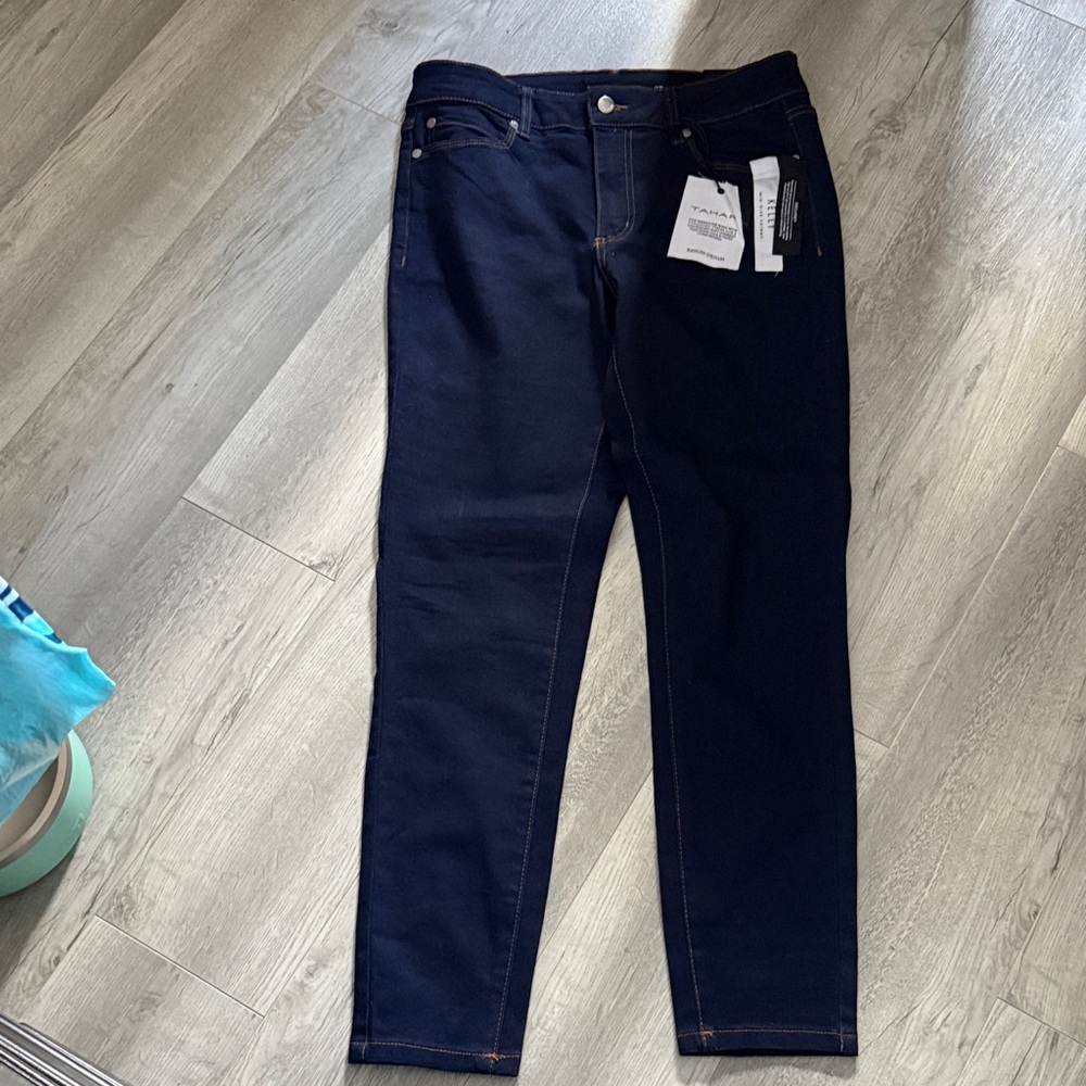 Tahari mid rise skinny Kelly jeans size 10 (30/28) new with the tags